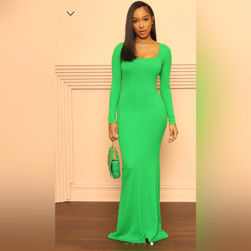 Green endless night scoop neck snatched maxi dress.